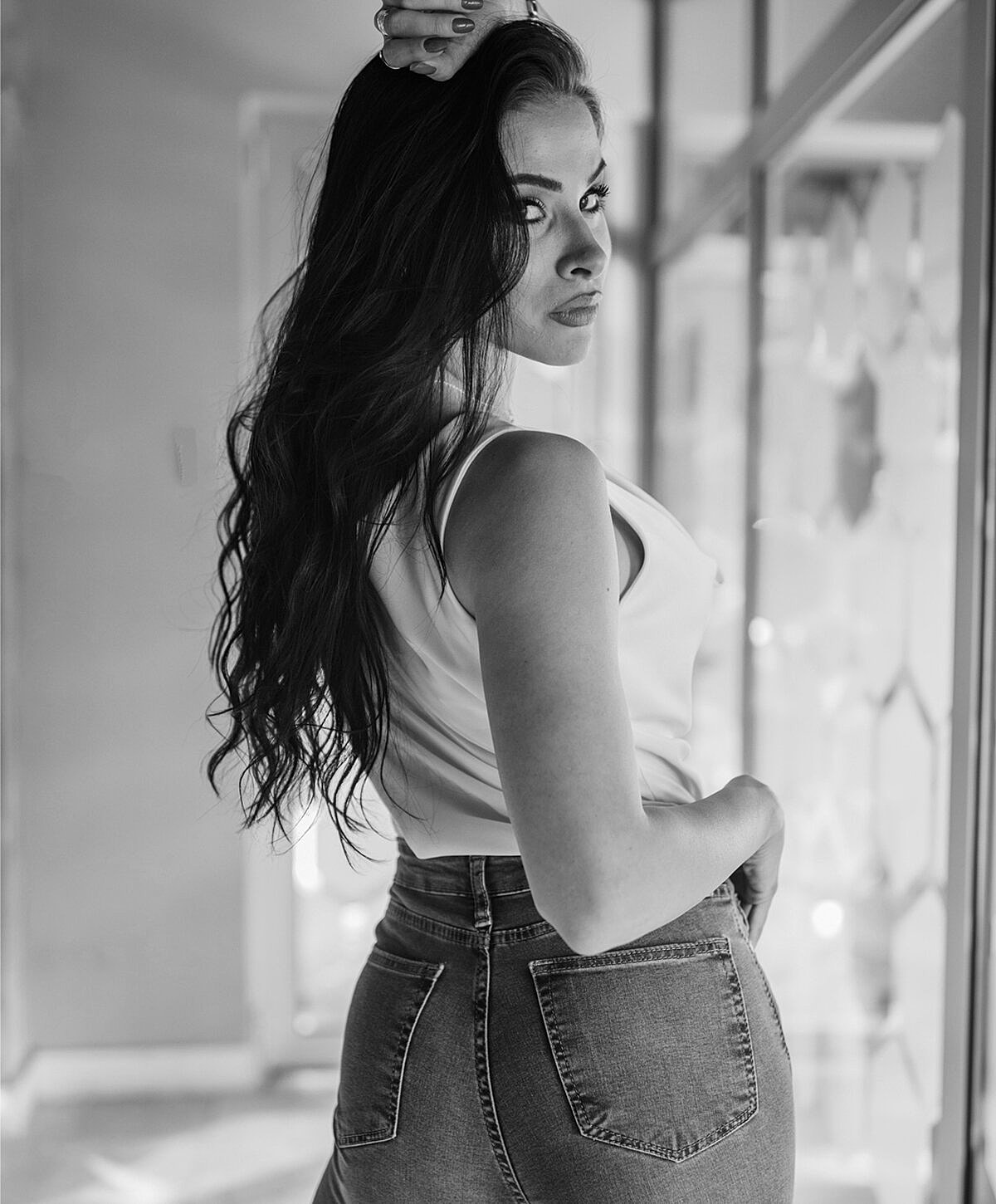 Woman posing in black and white photography.