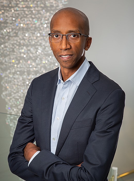 Professional man posing with arms crossed.